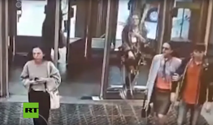 Victima gadget-urilor. Distrasă de mobil, o tânără intră la metrou printr-o uşă de sticlă VIDEO