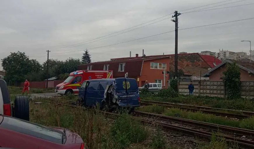 Maşină lovită de tren la Târgu Mureş, după ce un şofer a depăşit coloana staţionată la o trecere cu calea ferată