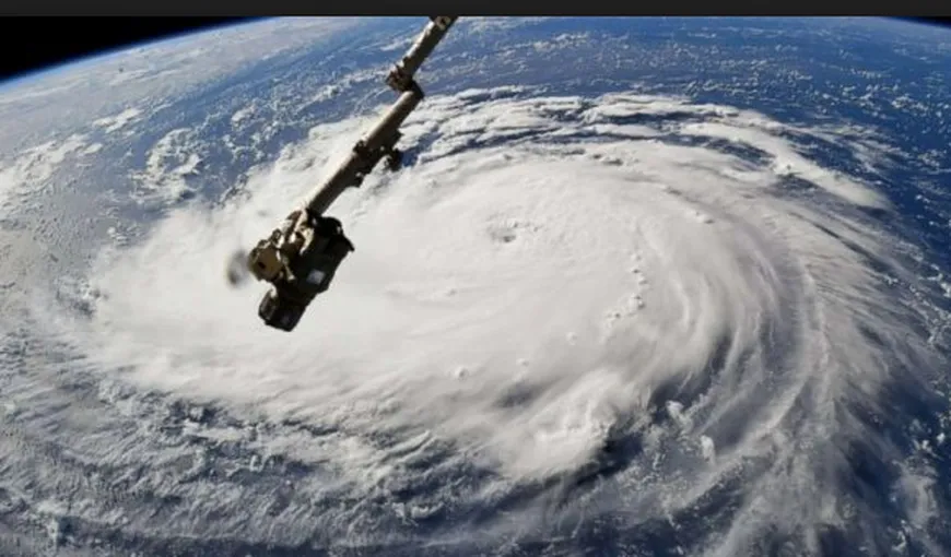 Uraganul Florence vine însoţit de un fenomen periculos. Valurile ajung la înălţimea unui bloc de 7 etaje