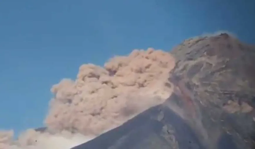 Avalanşă de proporţii pe versanţii vulcanului Fuego. Zeci de mii de tone de pietre şi cenuşă s-au revărsat pe pante VIDEO