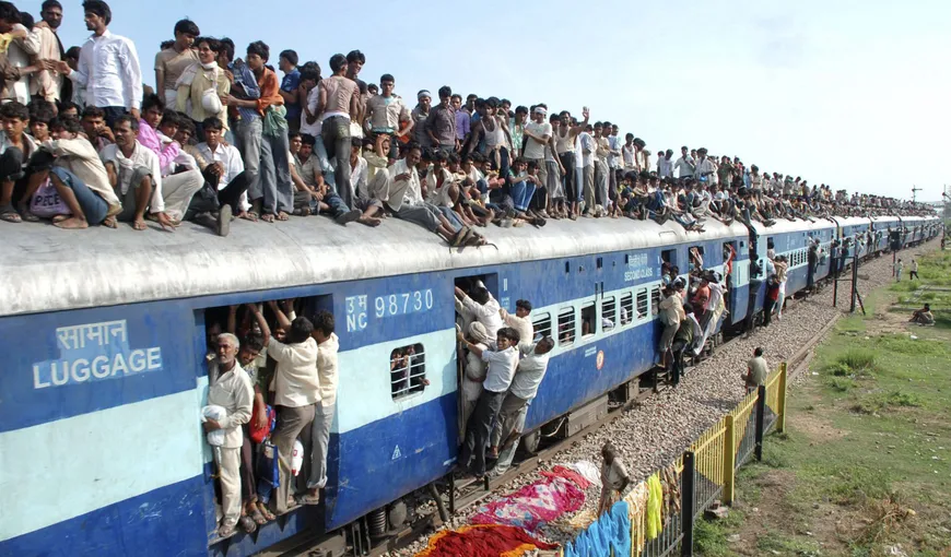 Zeci de persoane şi-au pierdut viaţa într-un accident de tren în nordul Indiei VIDEO