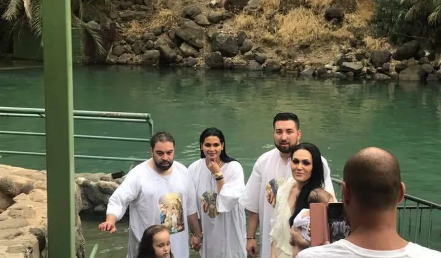 Florin Salam şi Roxana Dobre s-au botezat în apele Iordanului