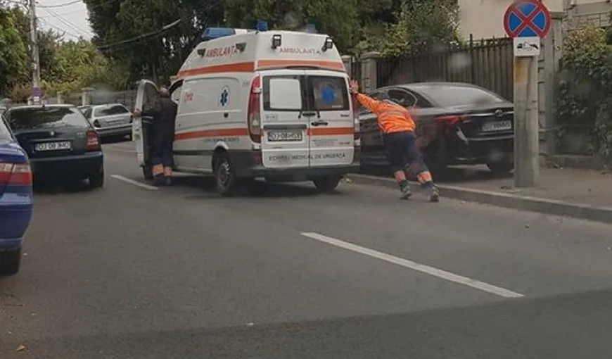 Ambulanţă împinsă de un echipaj medical în centrul Craiovei. Maşina se îndrepta spre o urgenţă