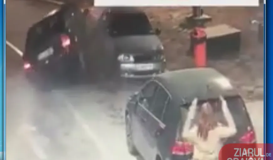 Drifturi în benzinărie, încheiate cu un accident spectaculos. Imagini surprinse de camerele de supraveghere VIDEO