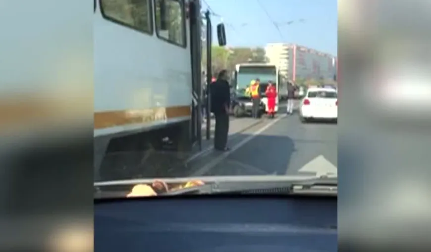 Accident cu un autobuz în zona Piaţa Iancului, din Capitală. O femeie a fost rănită