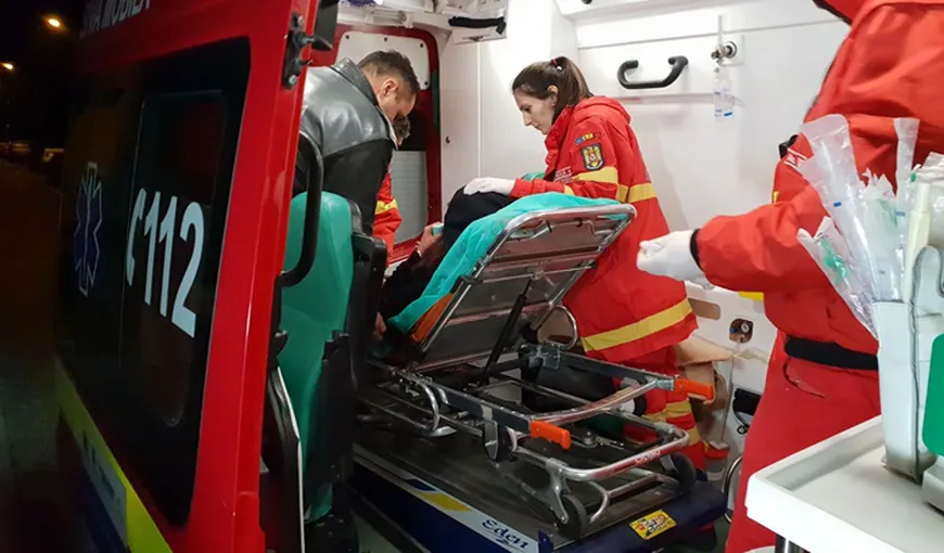 Patru persoane au fost rănite, după ce un autoturism a lovit o ambulanţă