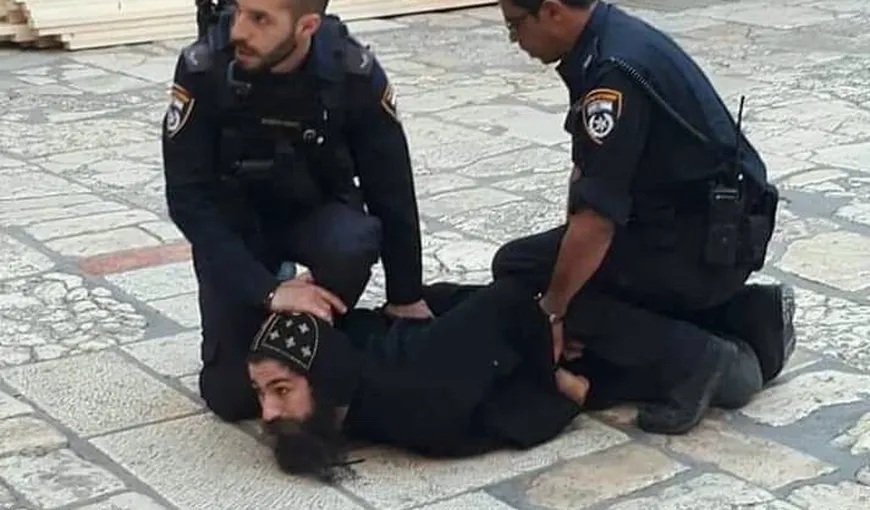 Un preot a fost arestat miercuri la Biserica Sfântului Mormânt, din Ierusalim. Imagini tulburătoare cu momentul reţinerii VIDEO