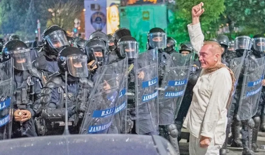 Colonelul Paraschiv, „fantoma în alb” de la protestele din 10 august, a dat în judecată Jandarmeria