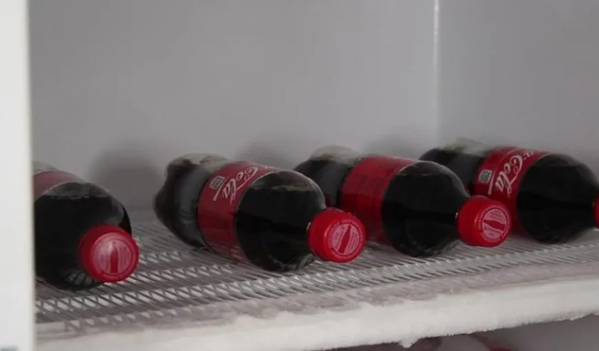 Experiment neaşteptat. Ce se întâmplă cu o sticlă de Cola care a stat 3 ore la congelator. „Efectul e uimitor” VIDEO