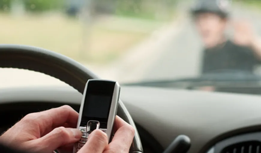 Poliţia Română: Aproape jumătate dintre şoferii români au un comportament riscant la volan. Trimit SMS-uri, verifică Facebook-ul