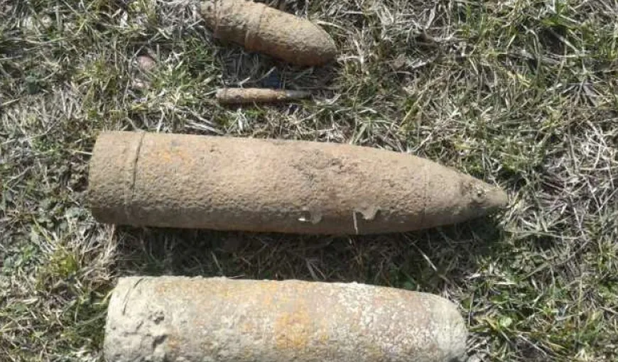 Cinci proiectile de artilerie, descoperite de un pescar pe malul râului Moldova