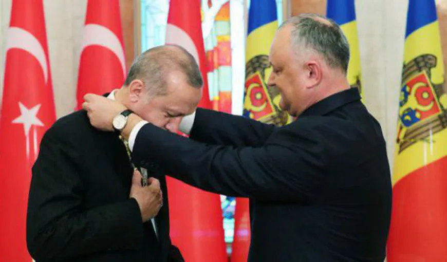„Sultanul” Erdogan, somnoros la Chişinău. A adormit în timpul discursului lui Igor Dodon