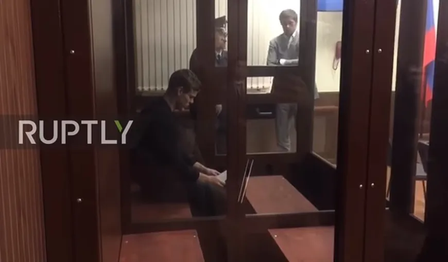 Fotbaliştii care au bătut un politician rus au fost ţinuţi în cuşcă la proces. Ce au decis judecătorii