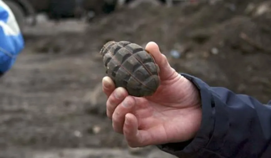 Un elev a adus la şcoală o grenadă. Tatăl lui o găsise pe un teren şi o ţinea ca bibelou în casă