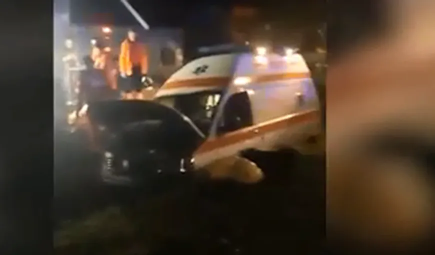 O pacientă a murit, iar asistenta a fost rănită după ce ambulanţa în care se aflau a derapat VIDEO
