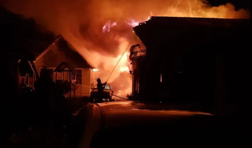 Incendiu violent la un depozit de mobilă din Bihor