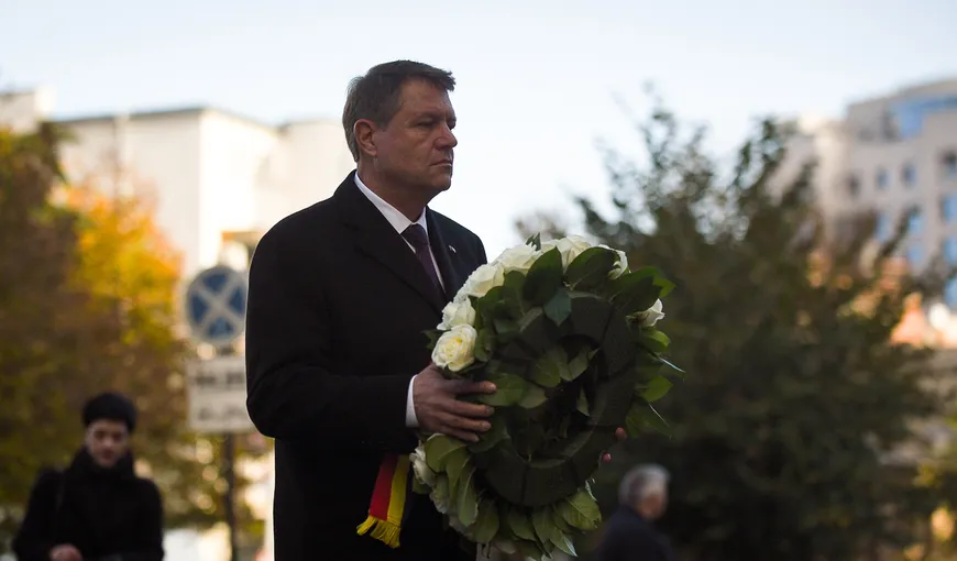 Klaus Iohannis, la Colectiv. Preşedintele a depus o coroană de flori la locul tragediei de acum trei ani