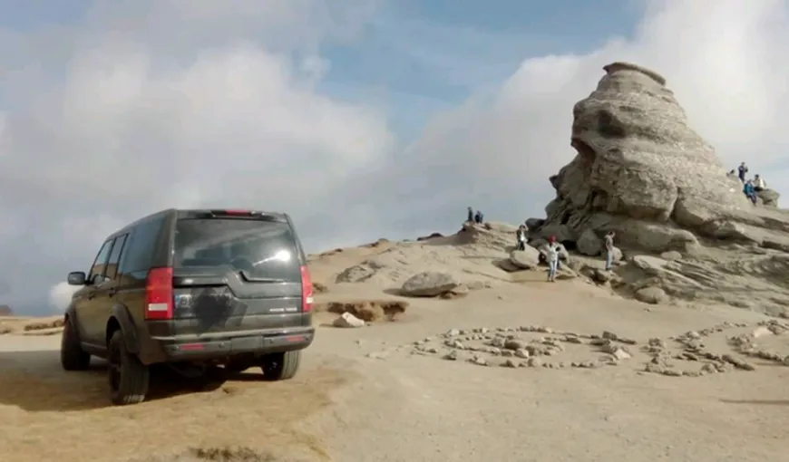 Un turist care a urcat până la Sfinx cu maşina riscă o amendă uriaşă