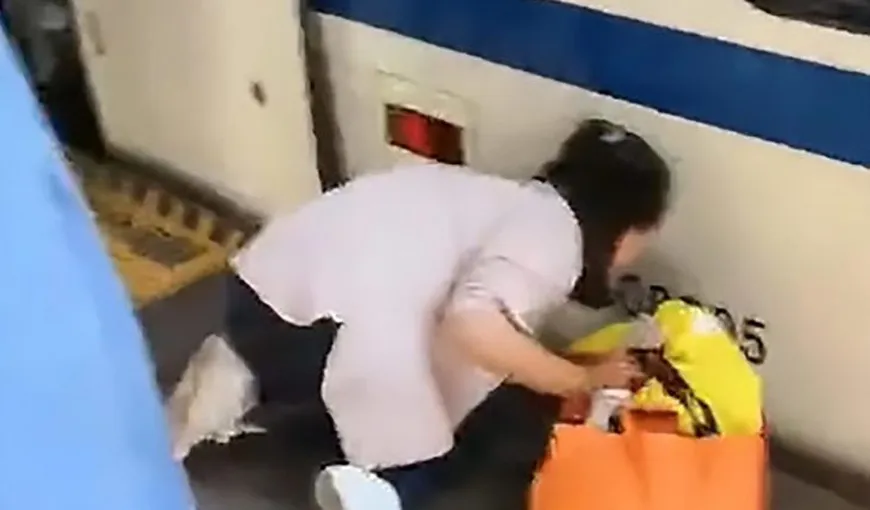 Clipe dramatice. O fetiţă de trei ani a ajuns sub şinele metroului. Mama ei se juca pe telefon