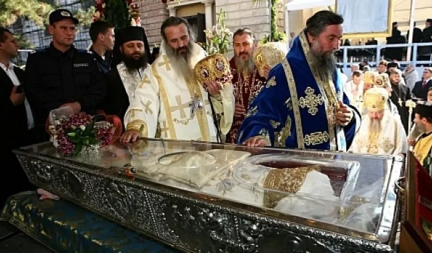 Racla cu moaştele Sfintei Cuvioase Parascheva a fost reintrodusă în Catedrala Mitropolitană