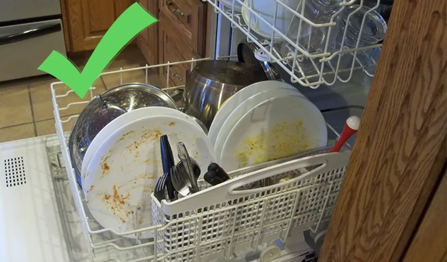 Uite de ce nu trebuie să clăteşti vasele înainte de a le pune în maşina de spălat