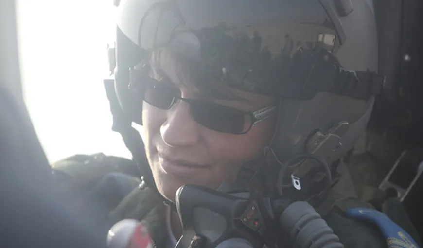Căpitanul Oana Ardelean a devenit prima femeie-pilot instructor pe un avion cu reacţie din Forţele Aeriene Române