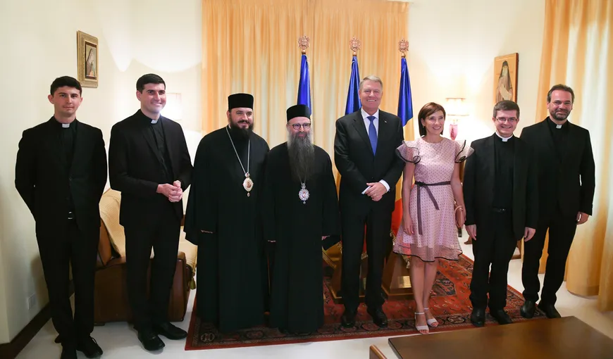 Carmen Iohannis, criticată dur pentru vestimentaţia de la Episcopia Română din Italia. Cine sare în apărarea soţiei preşedintelui