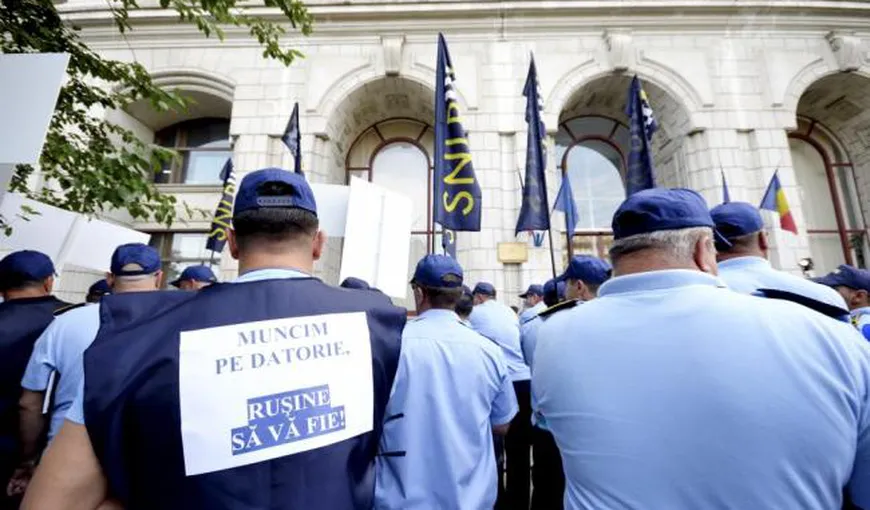 Peste 250 de sindicalişti din domeniul penitenciar au protestat în faţa Ministerului Justiţiei, cerând demiterea ministrului Toader