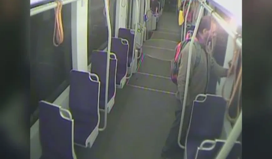 Bărbat căutat de poliţie după ce a fost filmat în timp ce vandaliza un tramvai modernizat recent cu jumătate de milion euro