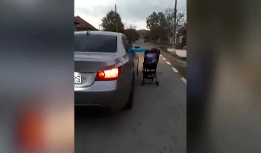 Copil din Târgu Jiu, plimbat în căruţ pe lângă maşină