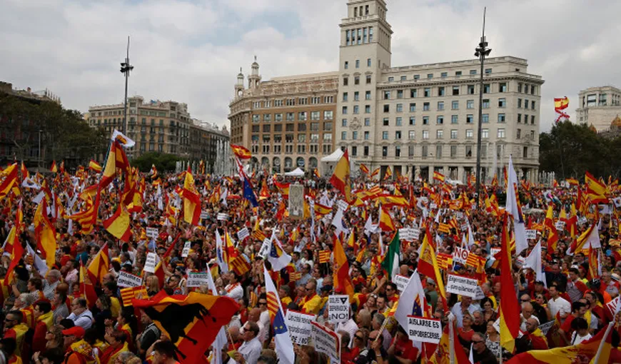 Zeci de mii de persoane au demonstrat cu ocazia Sărbătorii Naţionale a Spaniei. Susţinătorii catalani, dezavuaţi