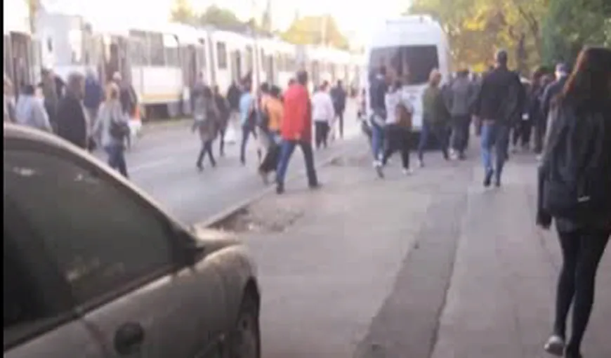 Circulaţia tramvaielor în sectorul 5, BLOCATĂ. Un tramvai s-a împotmolit în gazonul dintre şine VIDEO