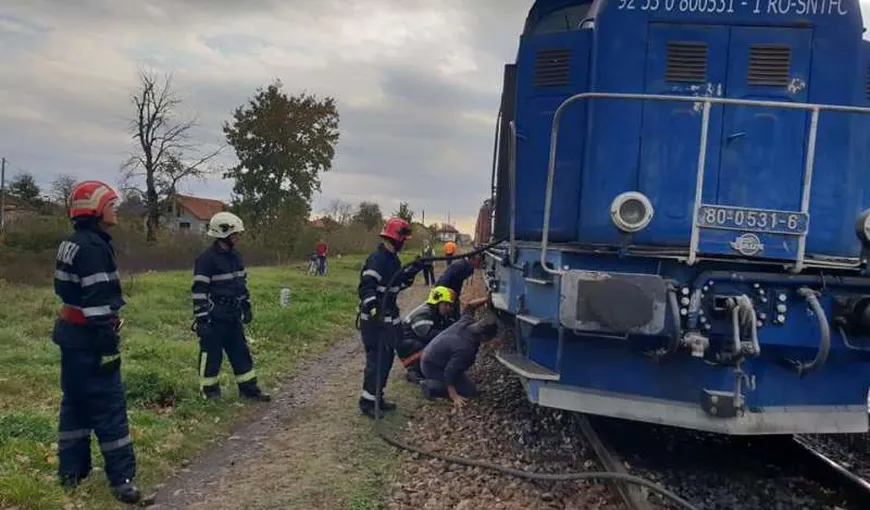 Incendiu la locomotiva unui tren. 200 de călători au fost evacuaţi de urgenţă