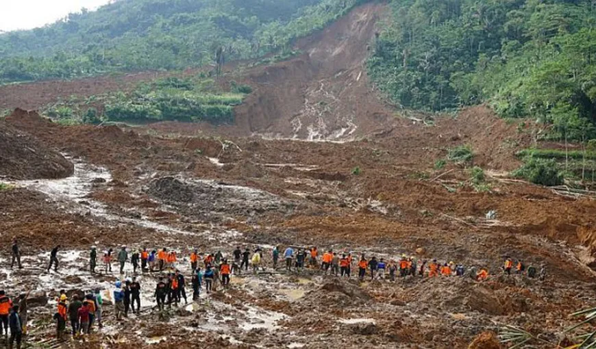 Zeci de morţi, din cauza alunecărilor de teren provocate de inundaţii