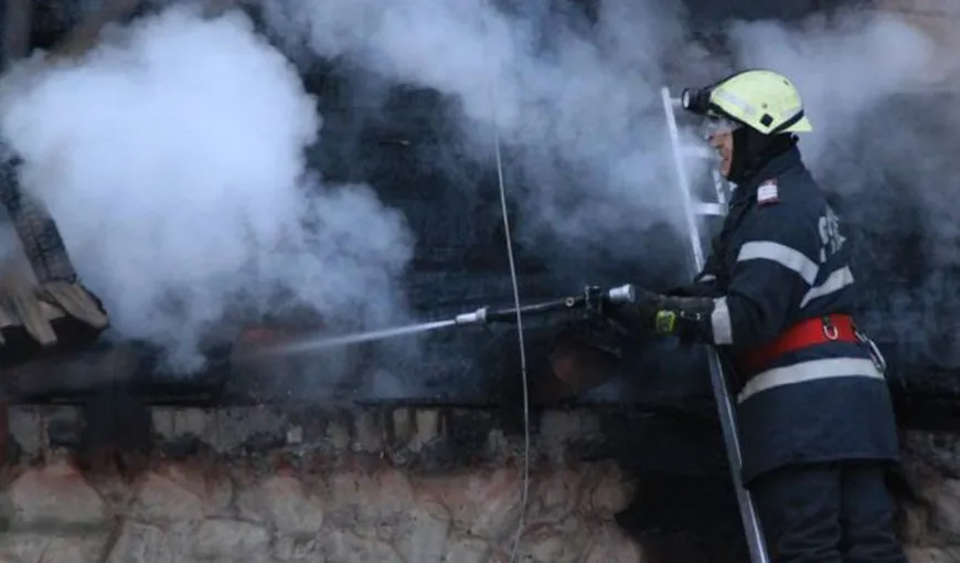 Incendiu puternic într-un bloc din Constanţa. 17 persoane au fost evacuate de urgenţă
