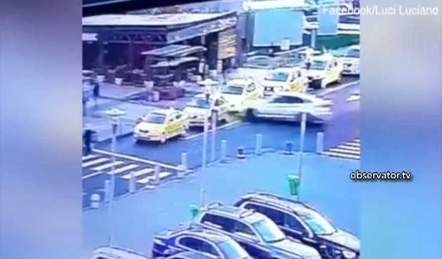 Accident grav în parcarea mall Băneasa. Două taxiuri au fost spulberate de un şofer vitezoman VIDEO