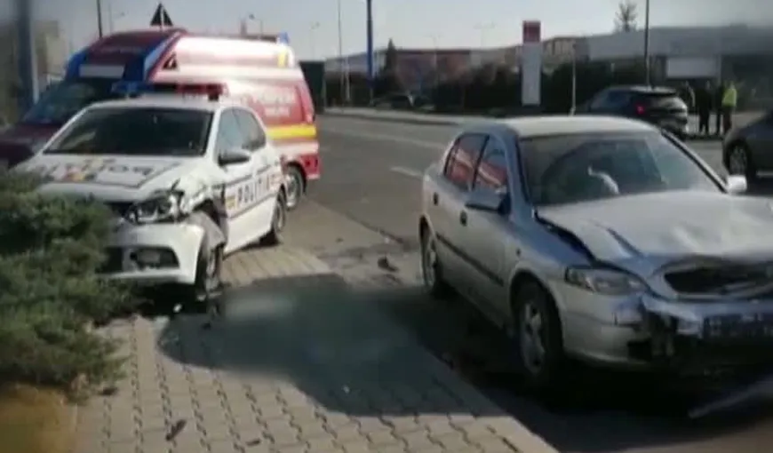 Maşină a poliţiei din Vaslui, implicată într-un accident rutier. Un agent a fost rănit grav