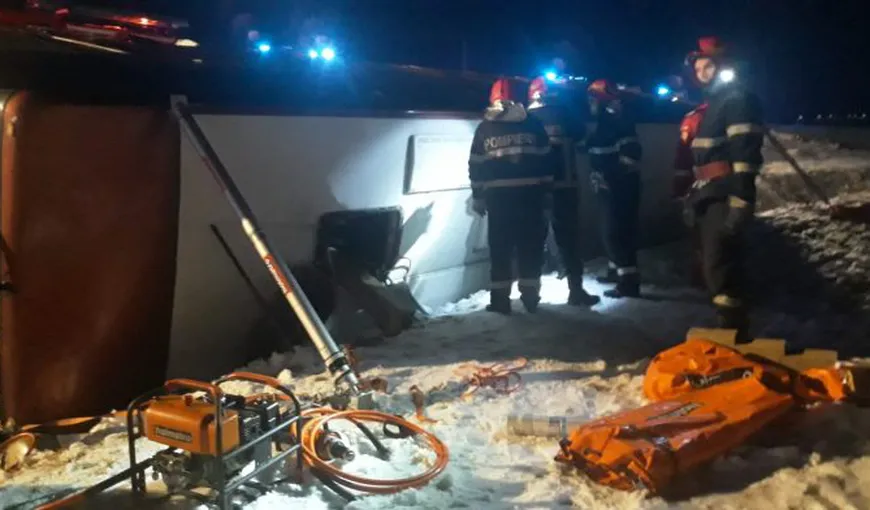 Autocar răsturnat pe E85, la Mărăşeşti. Sunt şapte victime, o persoană a decedat