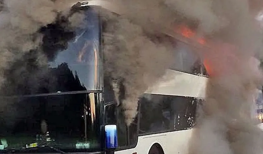 Un autocar a luat foc în mers, pe DN 1. Transporta 57 de pasageri VIDEO