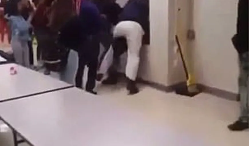 Director de şcoală târât pe culoare şi bătut de elevi. Imaginile au fost postate pe Internet VIDEO