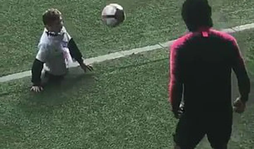 VIDEO emoţionant. Edinson Cavani pasează mingea cu un băieţel fără picioare