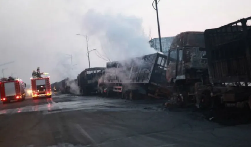 Accident horror în China, 22 de morţi, zeci de răniţi şi 50 de camioane carbonizate