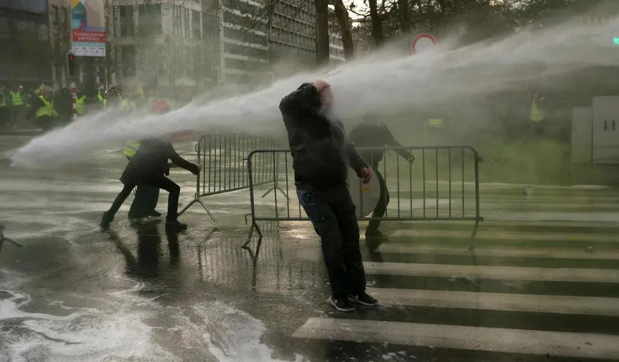 Violenţe la Bruxelles: Poliţia a intervenit cu gaze lacrimogene şi tunuri cu apă împotriva manifestaţiei ”vestelor galbene”