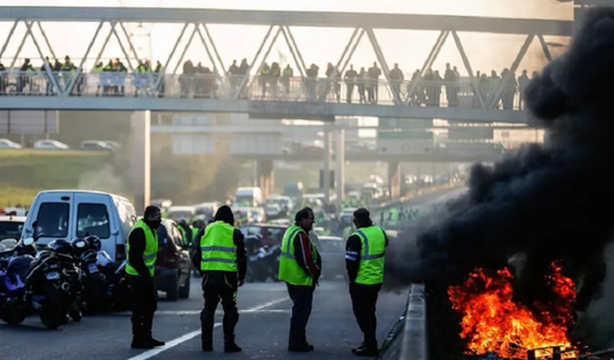 Proteste violente în Franţa: Peste 400 de persoane rănite, dintre care 14 grav, la blocaje sute de mii de „veste galbene”