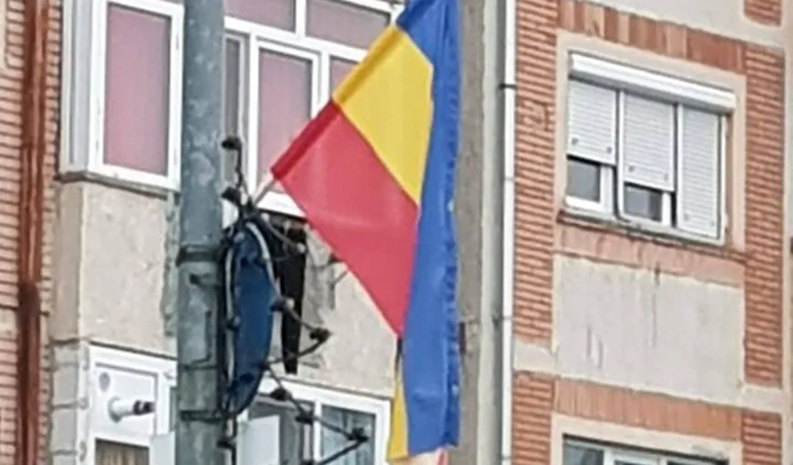 Steaguri greşite arborate de Centenar. La Haţeg, culorile roşu, galben şi albastru sunt tipărite invers