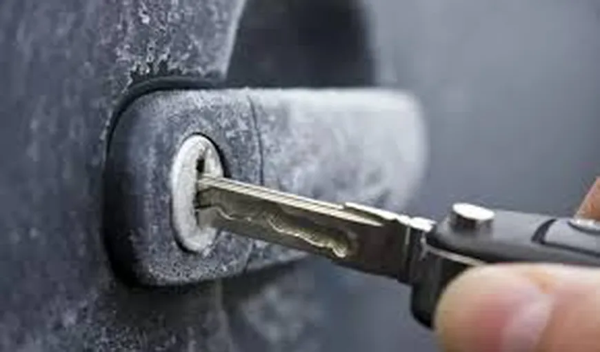 Cum să dezgheţi uşile maşinii în mod EFICIENT. Ce nu trebuie să faci NICIODATĂ