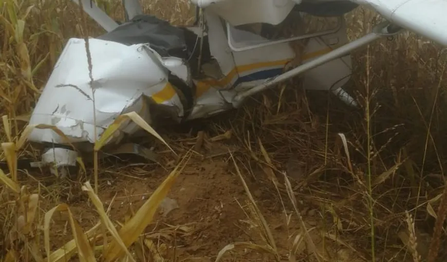 Avion de agrement prăbuşit la Topoloveni. Pilotul, transportat la spital în stare de conştienţă FOTO UPDATE