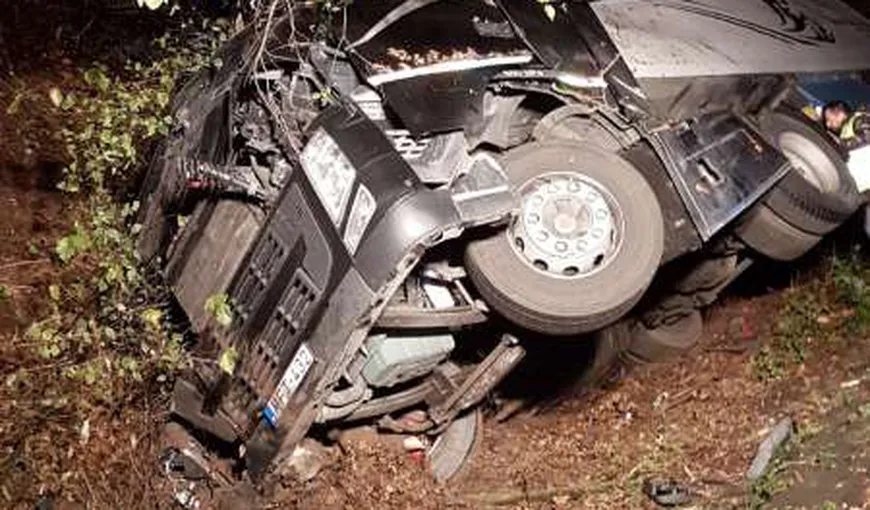 Şoferul unui camion cu numere de Ungaria a decedat într-un accident pe DN7 după ce a adormit la volan