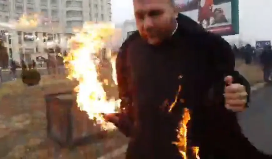 GEST EXTREM: Un preot şi-a dat foc în faţa Catedralei Mântuirii Neamului, chiar în timpul slujbei de sfinţire VIDEO