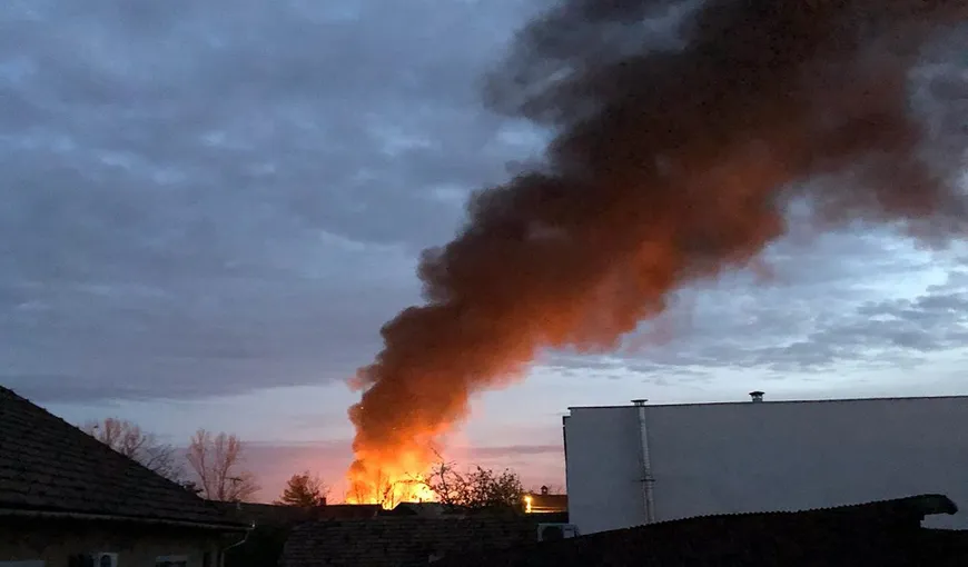 Incendiu puternic în Baia Mare. Două case au fost cuprinse de flăcări